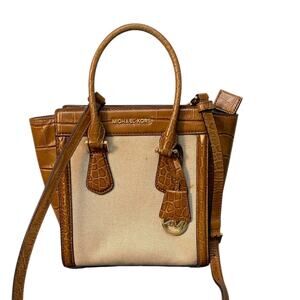 Michael Kors Colette Medium Messenger Sachet Bag Pre-owned with Dust Bag